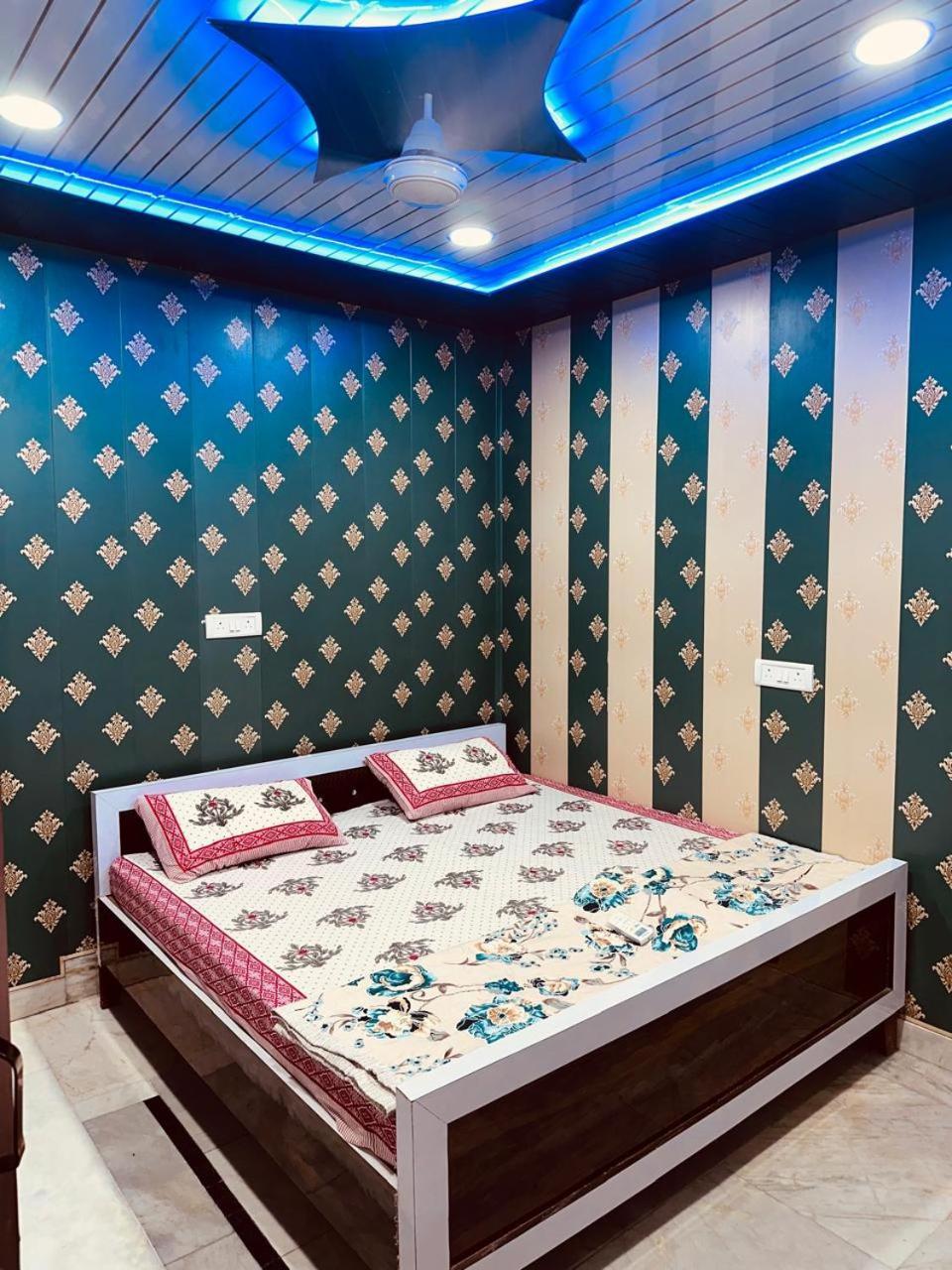 Hotel Raju Homestay Ayodhya 150 Meters From Shree Ram Janmbhoomi Temple 200 Meters From Ayodhya Dham Railway Station Экстерьер фото