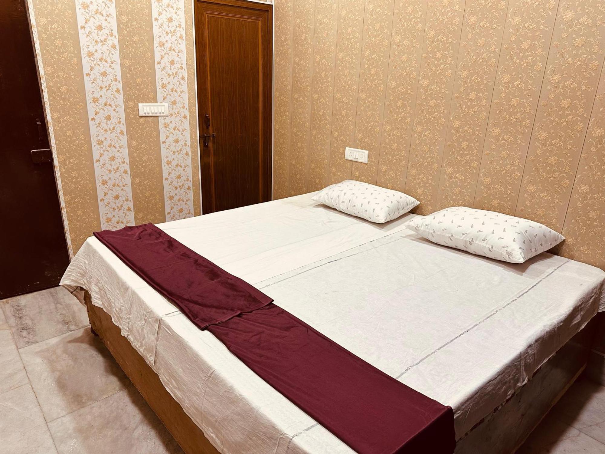 Hotel Raju Homestay Ayodhya 150 Meters From Shree Ram Janmbhoomi Temple 200 Meters From Ayodhya Dham Railway Station Экстерьер фото
