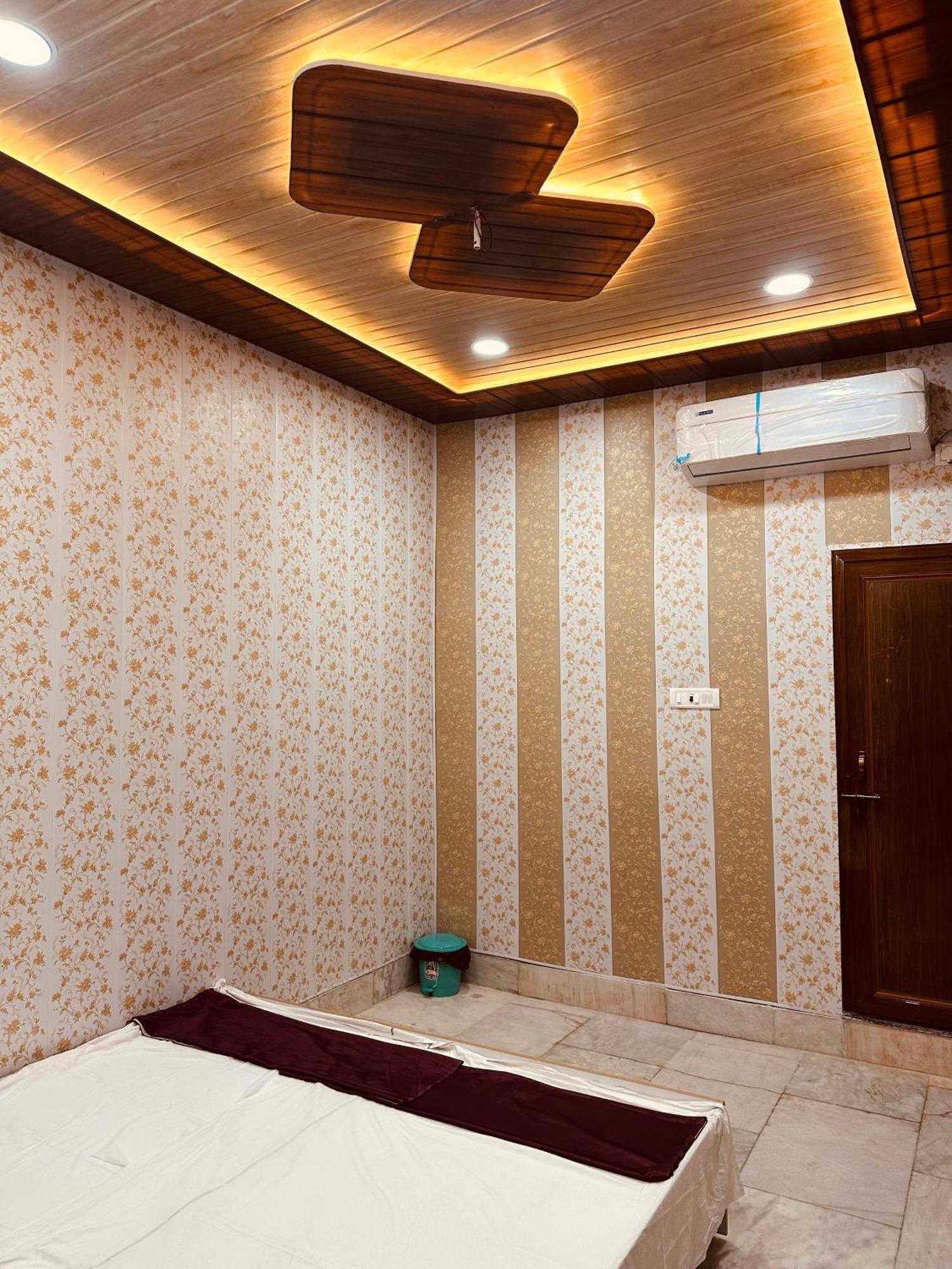 Hotel Raju Homestay Ayodhya 150 Meters From Shree Ram Janmbhoomi Temple 200 Meters From Ayodhya Dham Railway Station Экстерьер фото