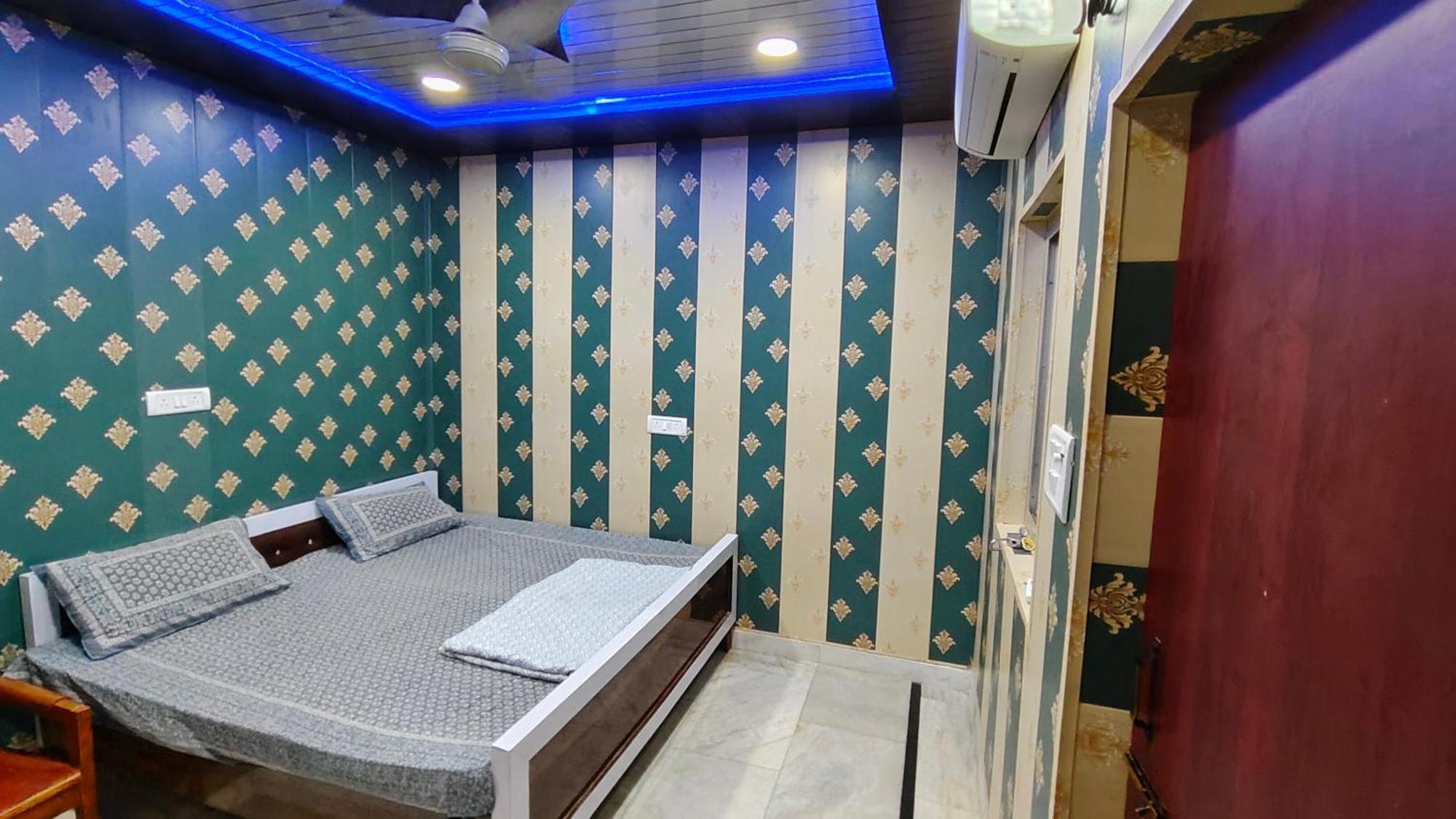 Hotel Raju Homestay Ayodhya 150 Meters From Shree Ram Janmbhoomi Temple 200 Meters From Ayodhya Dham Railway Station Экстерьер фото