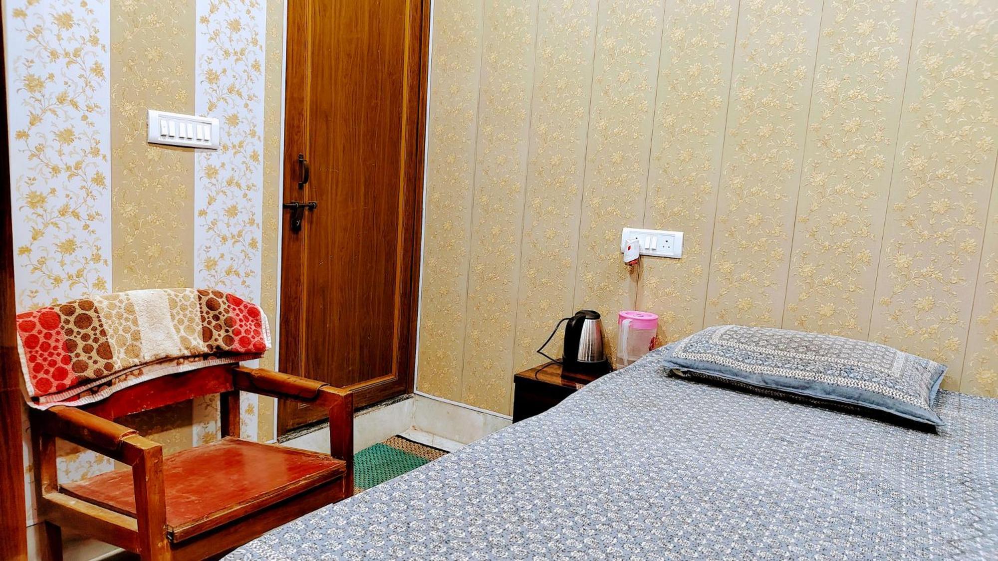 Hotel Raju Homestay Ayodhya 150 Meters From Shree Ram Janmbhoomi Temple 200 Meters From Ayodhya Dham Railway Station Экстерьер фото