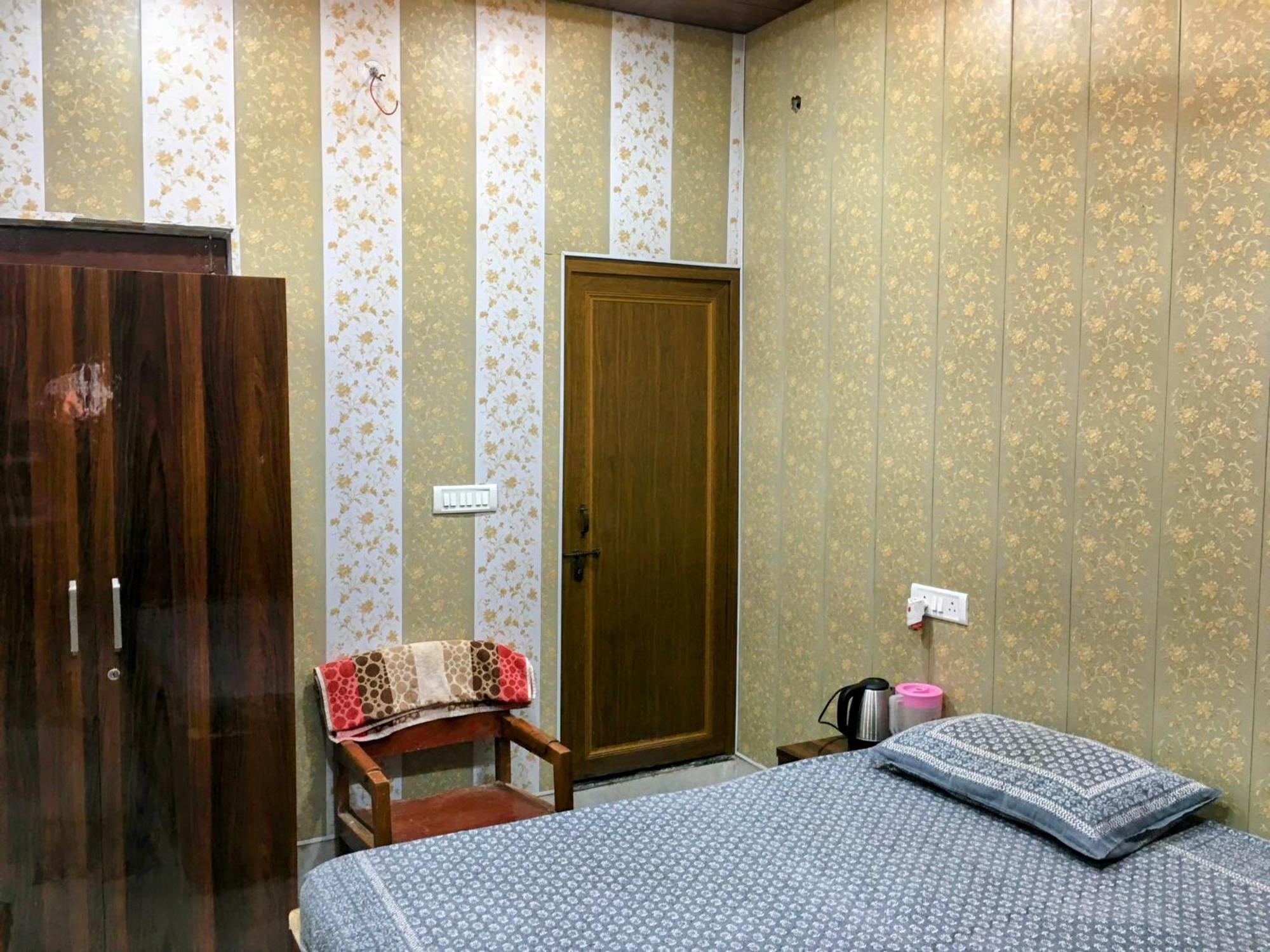 Hotel Raju Homestay Ayodhya 150 Meters From Shree Ram Janmbhoomi Temple 200 Meters From Ayodhya Dham Railway Station Экстерьер фото