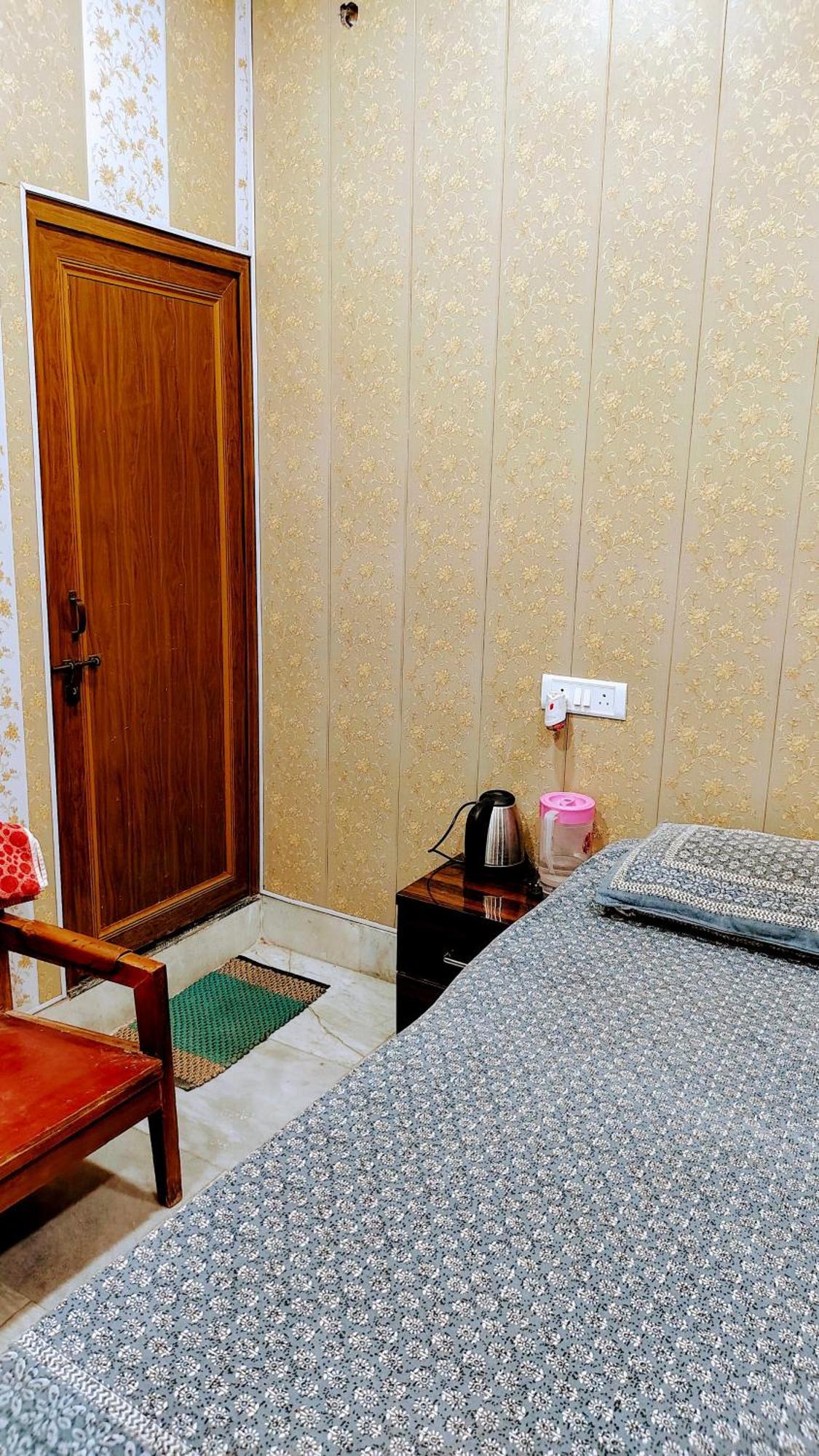 Hotel Raju Homestay Ayodhya 150 Meters From Shree Ram Janmbhoomi Temple 200 Meters From Ayodhya Dham Railway Station Экстерьер фото