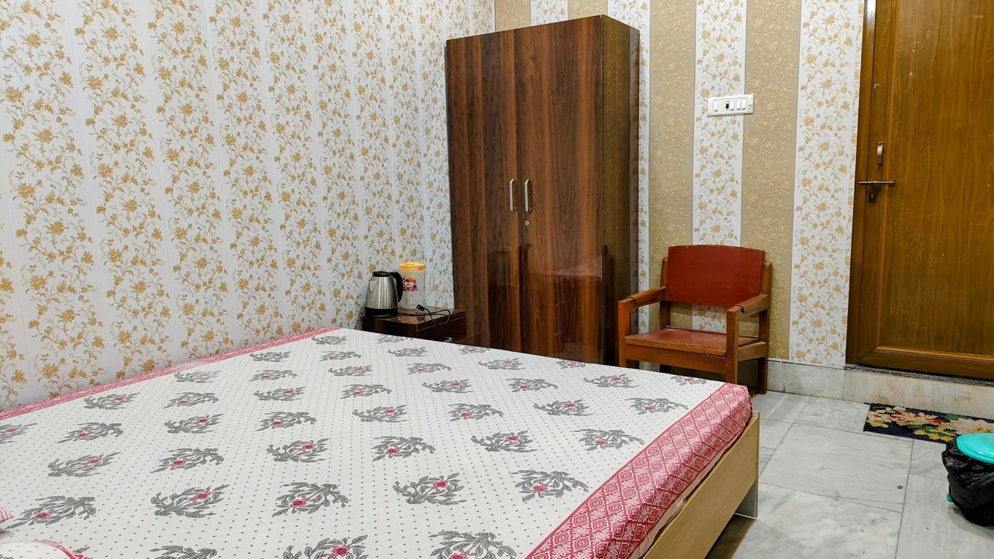 Hotel Raju Homestay Ayodhya 150 Meters From Shree Ram Janmbhoomi Temple 200 Meters From Ayodhya Dham Railway Station Экстерьер фото