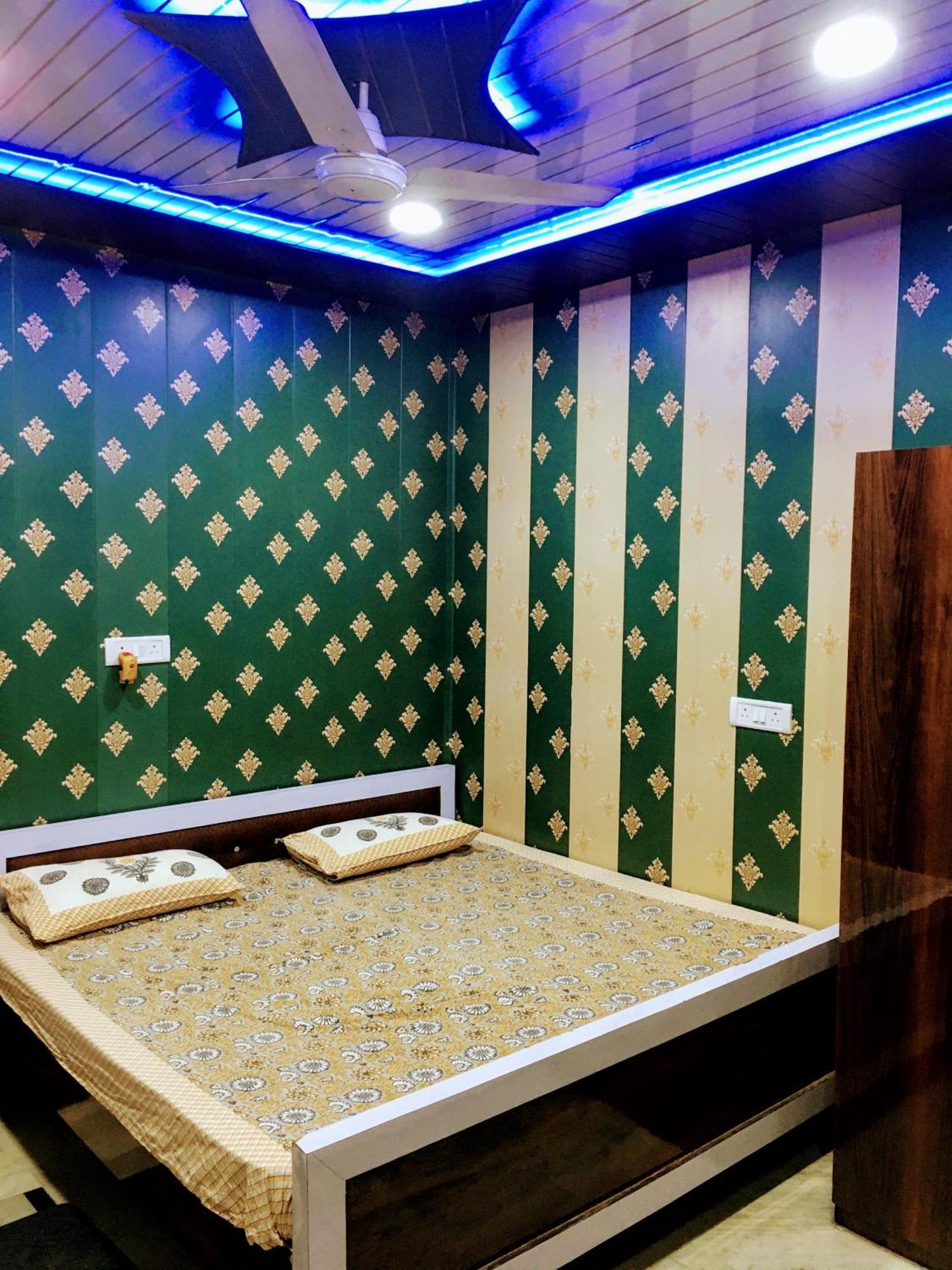 Hotel Raju Homestay Ayodhya 150 Meters From Shree Ram Janmbhoomi Temple 200 Meters From Ayodhya Dham Railway Station Экстерьер фото