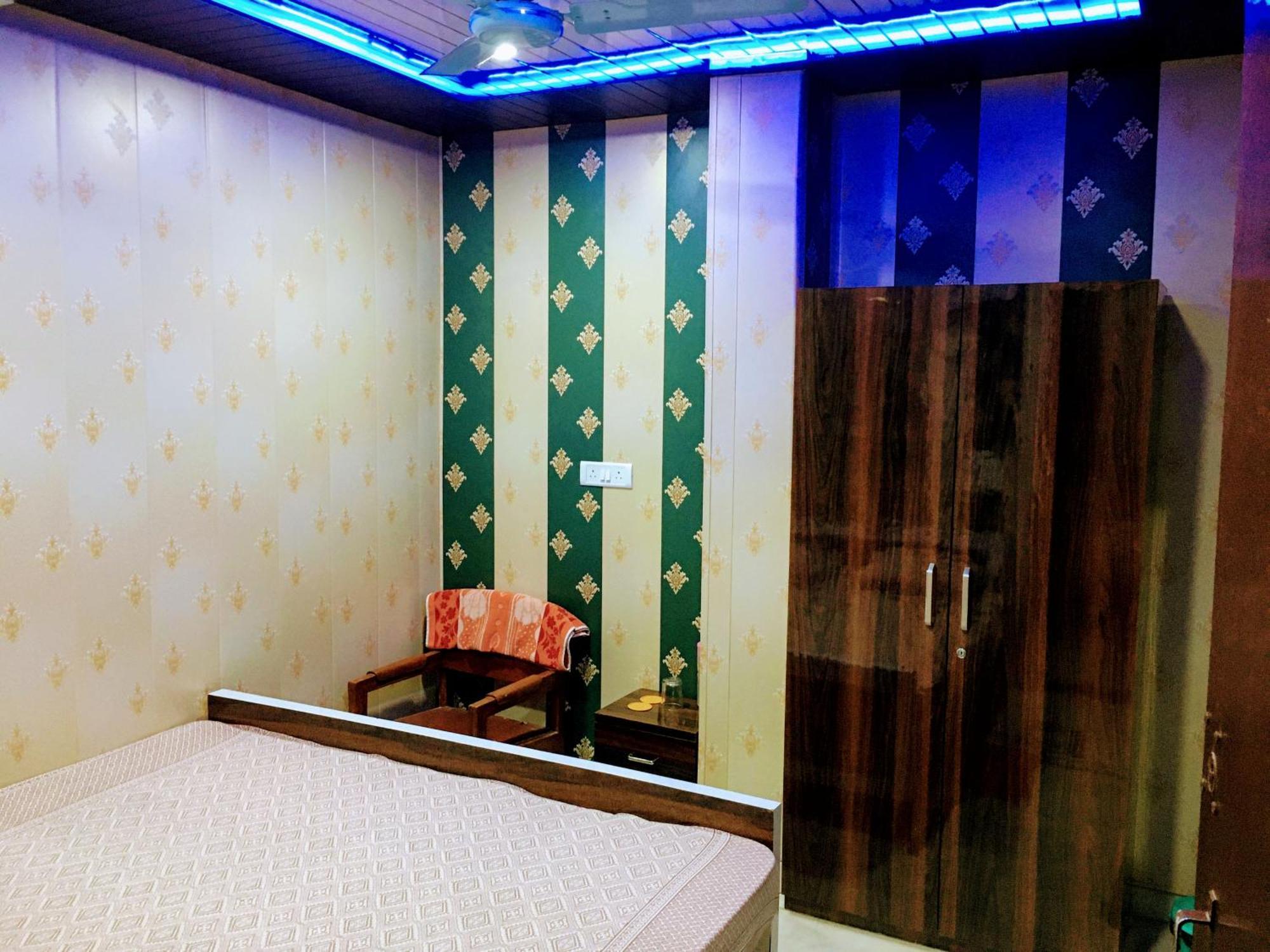 Hotel Raju Homestay Ayodhya 150 Meters From Shree Ram Janmbhoomi Temple 200 Meters From Ayodhya Dham Railway Station Экстерьер фото