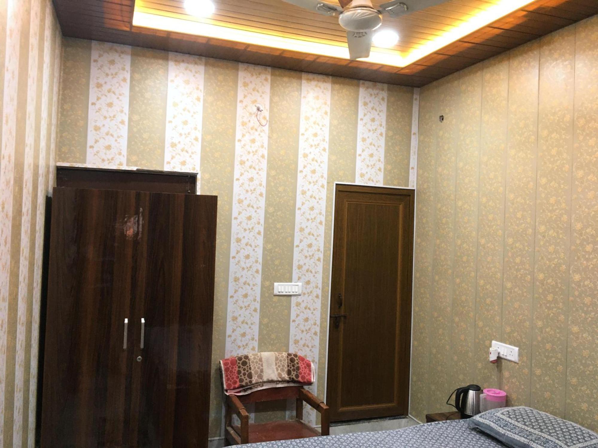 Hotel Raju Homestay Ayodhya 150 Meters From Shree Ram Janmbhoomi Temple 200 Meters From Ayodhya Dham Railway Station Экстерьер фото