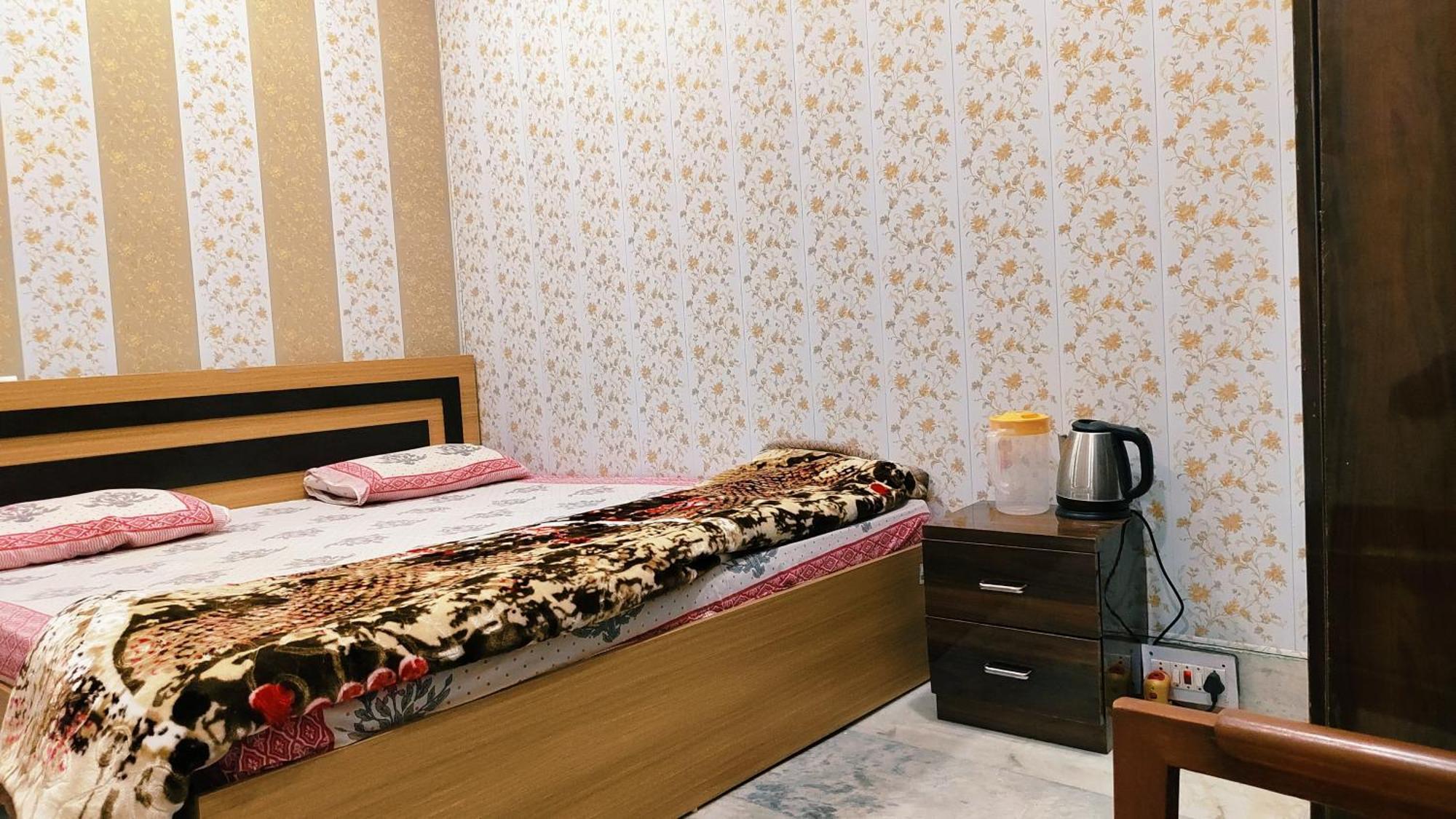 Hotel Raju Homestay Ayodhya 150 Meters From Shree Ram Janmbhoomi Temple 200 Meters From Ayodhya Dham Railway Station Экстерьер фото