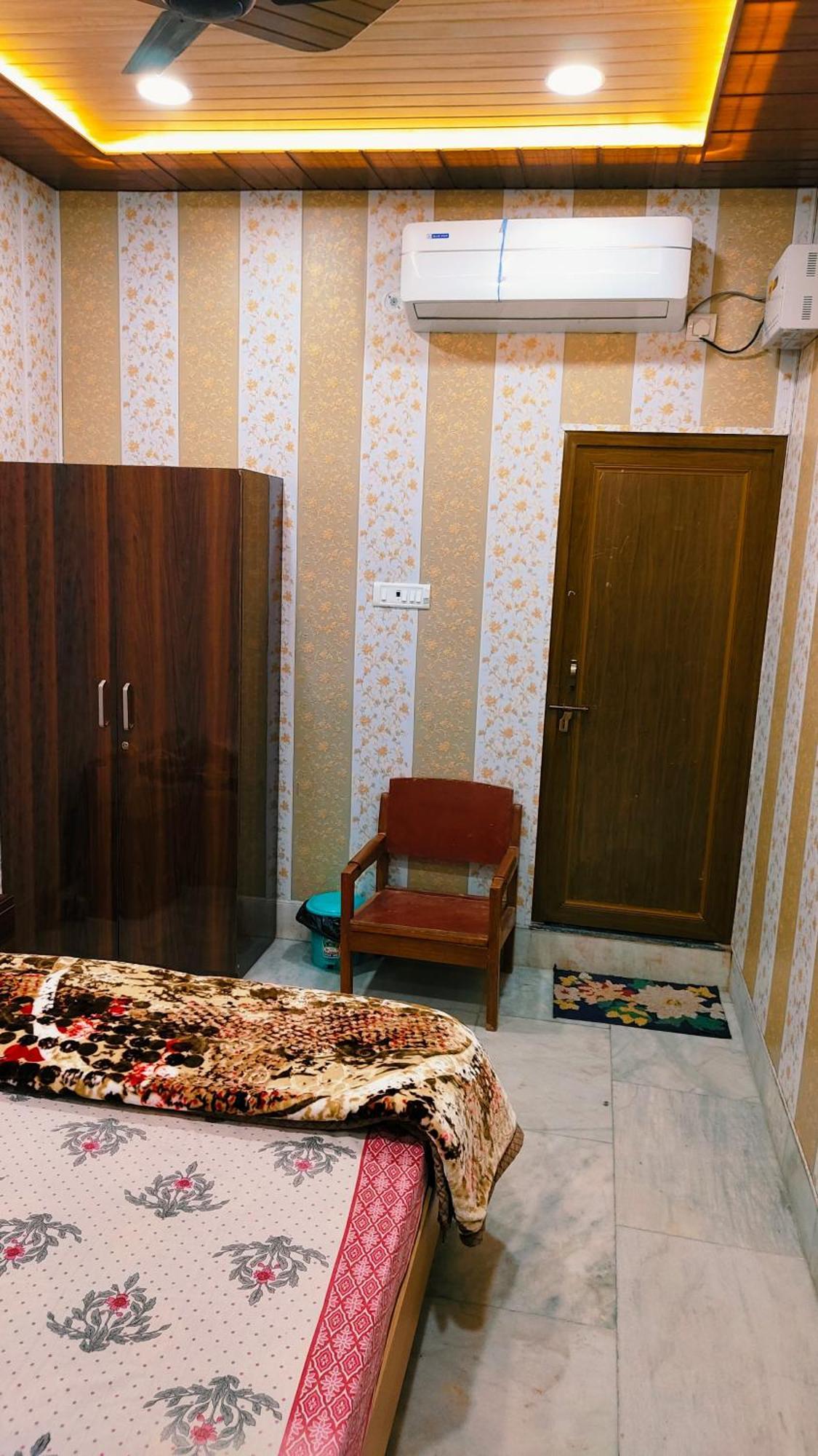 Hotel Raju Homestay Ayodhya 150 Meters From Shree Ram Janmbhoomi Temple 200 Meters From Ayodhya Dham Railway Station Экстерьер фото