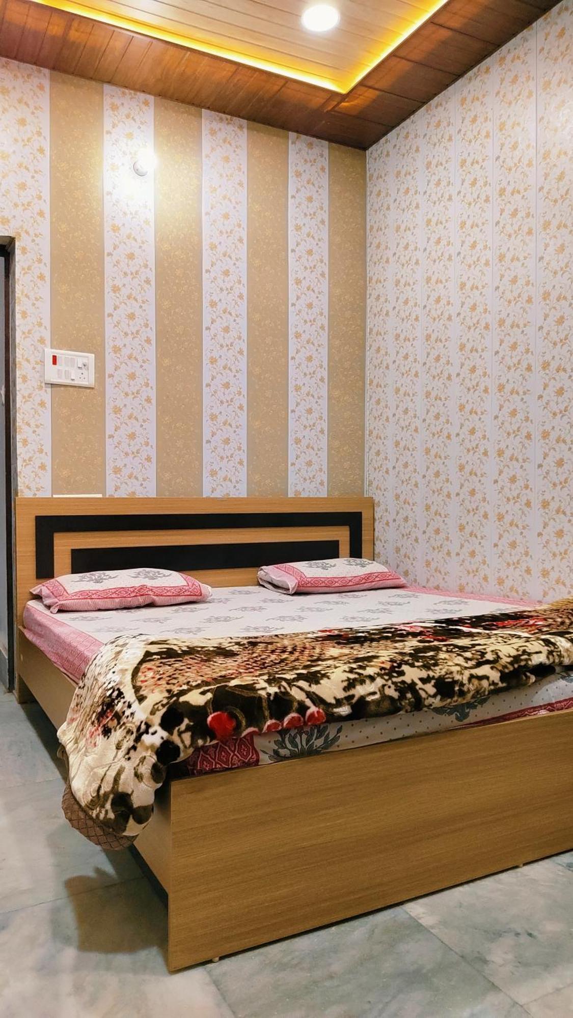 Hotel Raju Homestay Ayodhya 150 Meters From Shree Ram Janmbhoomi Temple 200 Meters From Ayodhya Dham Railway Station Экстерьер фото