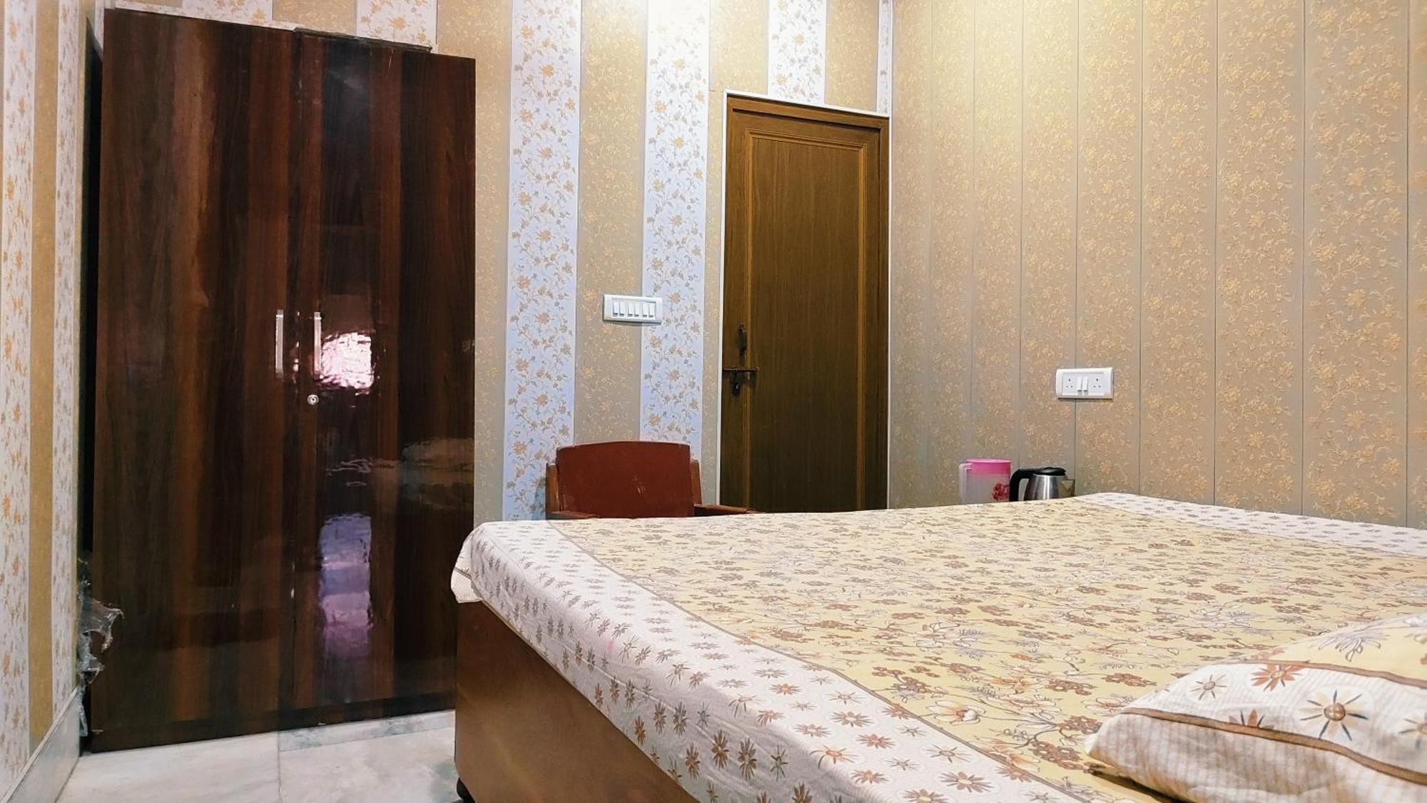 Hotel Raju Homestay Ayodhya 150 Meters From Shree Ram Janmbhoomi Temple 200 Meters From Ayodhya Dham Railway Station Экстерьер фото