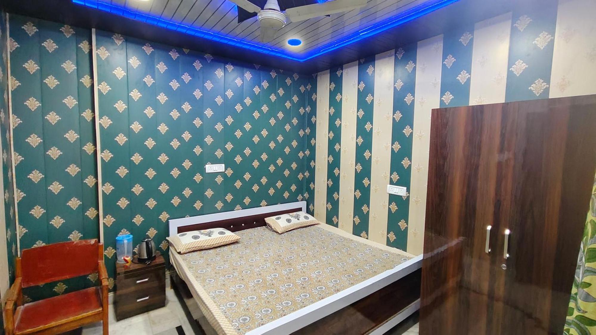 Hotel Raju Homestay Ayodhya 150 Meters From Shree Ram Janmbhoomi Temple 200 Meters From Ayodhya Dham Railway Station Экстерьер фото